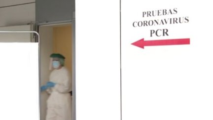 Fila para pruebas PCR en el Centro de salud Los Olivos, en Huesca.