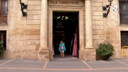 Una mujer accede a un ayuntamiento.