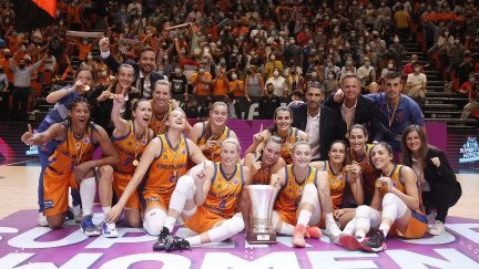 Cristina Ouviña (abajo a la derecha) posa con sus compañeras de Valencia Basket y la Supercopa de Europa.