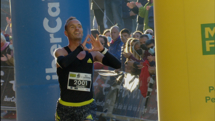 Toni Abadía en su entrada a meta en la 10K. Foto: Aragón Deporte.