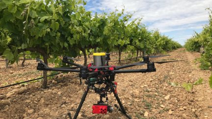 Uno de los drones de la empresa, en el campo. (Fotos: Paintec)