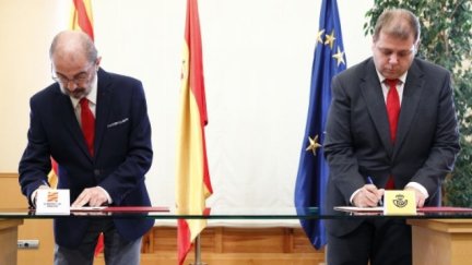 Javier Lambán y el presidente de Correos, Juan Manuel Serrano.