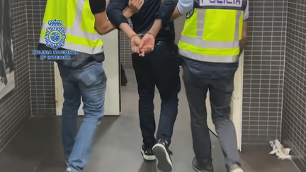 El presunto agresor es trasladado a dependencias policiales tras su detención. (Policía Nacional).