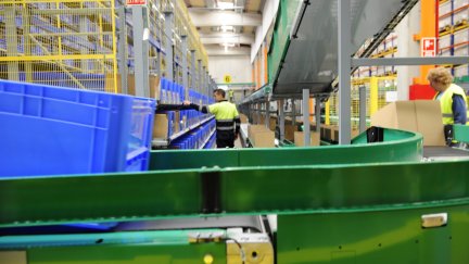 Un operario en una fábrica. (EP)