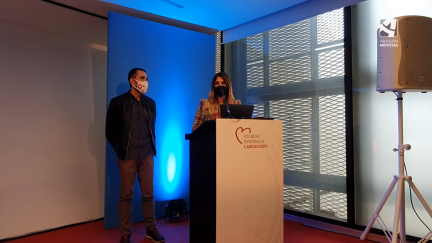 Sara Martín y Carlos Pobes en la entrega del premio a Aragón por el capítulo 'El corazón' de En ruta con la ciencia.