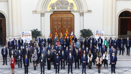 Los asistentes a la Cumbre, frente a la Sala de la Corona del Edificio Pignatelli.