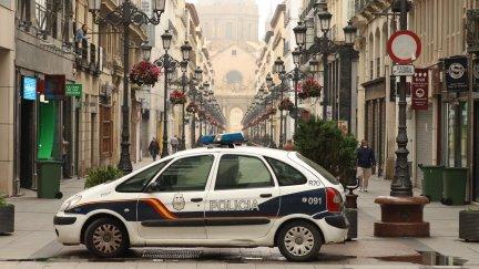 Un coche de policía aparcado en el centro de Zaragoza durante el estado de alarma.