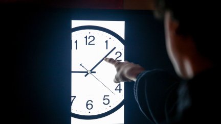Un hombre señala las manecillas de un reloj. (EP)