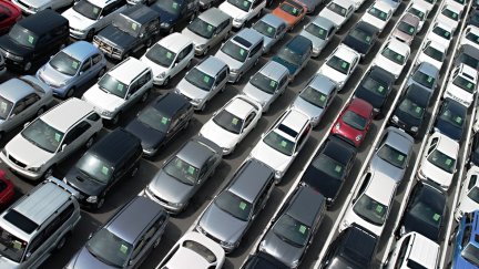 Decenas de coches aparcados en un 'outlet' del vehículo de ocasión. (Foto: EP)