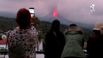 Turistas contemplan el volcán de La Palma.