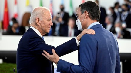 Biden y Sánchez se saludan a su llegada a la cumbre del G20. (Foto: EFE)