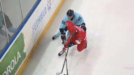 Una imagen del encuentro disputado en el pabellón de hielo de Jaca.