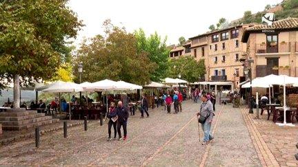 Visitantes en Alquézar (Huesca).