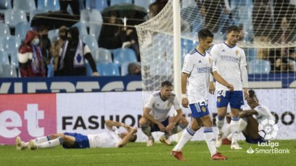 Los jugadores del Real Zaragoza se lamentan tras el gol del Mirandés en el minuto 95 en La Romareda.