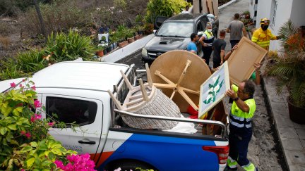 Imagen de varias personas desaojando una casa en La Palma. (Foto: EP)