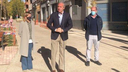 Jorge Azcón, durante la visita a la reforma integral de la calle Santiago Lapuente. (Foto: EP)