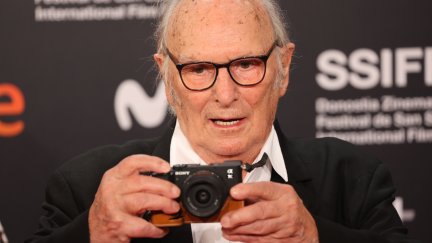 Carlos Saura, junto a su inseparable cámara, en el Festival Seminci de Valladolid. (Foto: EP)