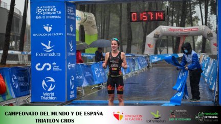 Marta Borbón tras cruzar por línea de meta.