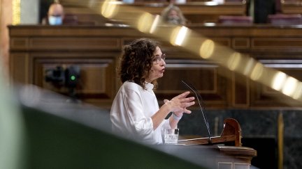 La ministra de Hacienda, María Jesús Montero, interviene en una sesión plenaria en el Congreso.