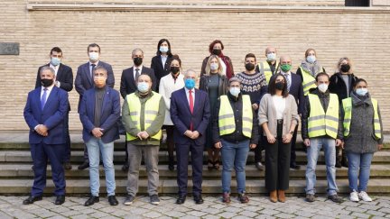 El presidente de las Cortes, Javier Sada, y varios diputados, con trabajadores de IDL.