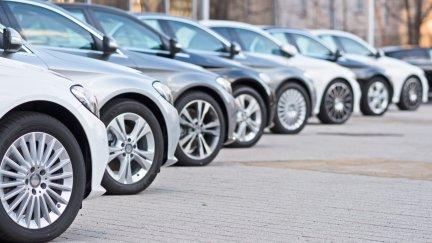 Fotografía de coches a la venta en un concesionario.