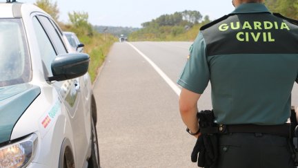 Imagen de archivo de un guardia civil en una carretera (Foto: EP)