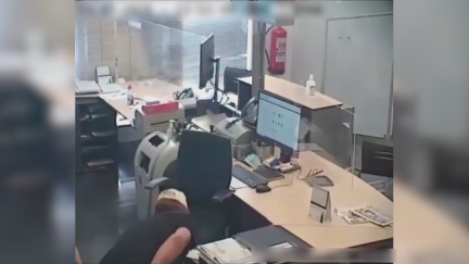 Imagen del atraco a la entidad, tomada por la cámara de seguridad.