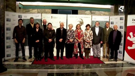 Foto de familia con varios de los galardonados.