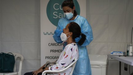Una sanitaria realiza un test de antígenos (Kike Rincón / Europa Press)
