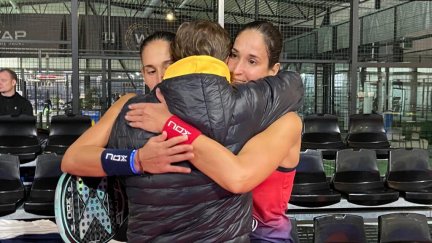 Las gemelas Sánchez Alayeto celebran la victoria.