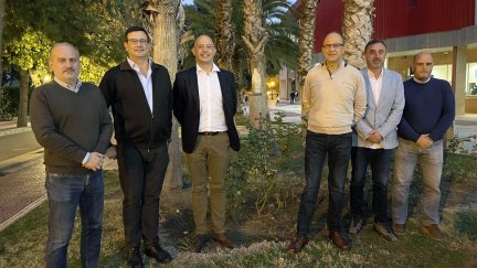 Jorge Sánchez junto con la junta directiva.