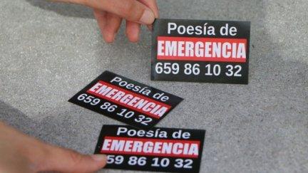 Pegatinas de 'Poesía de emergencia'.