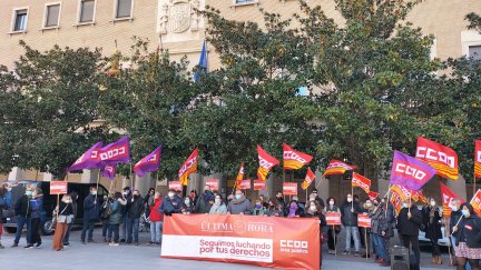 Representantes del sindicato de CC.OO. concentrados este miércoles en Zaragoza. (EP)