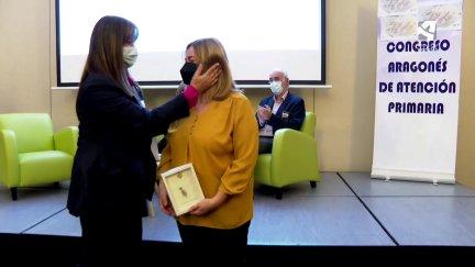 La consejera de Sanidad con la esposa del médico fallecido por COVID José Luis San Martín.