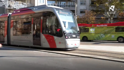 Una imagen del tranvía y el autobús urbano de Zaragoza.