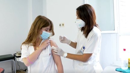 Una sanitaria pone la vacuna a una trabajadora del Hospital Miguel Servet.