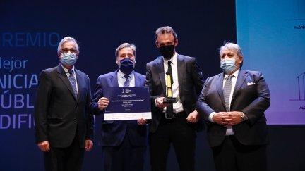 El consejero de Vertebración, José Luis Soro, recoge el premio concedido a la reforma de la estación de Canfranc.