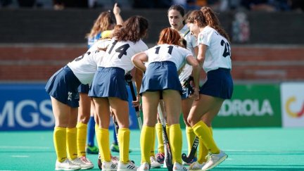 Begoña García, de espaldas con el número 11, junto a sus compañeras.