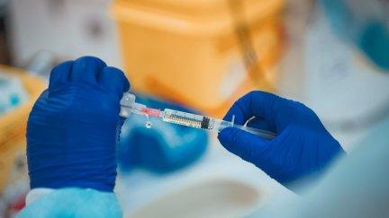 Una sanitaria carga una dosis de la vacuna contra la COVID-19.