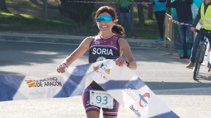 Leti Soria cruza la meta en primera posición en categoría femenina.