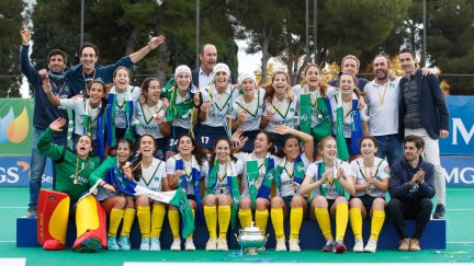 Begoña García, en el centro de la fila superior, posa junto a sus compañeras del Club de Campo.