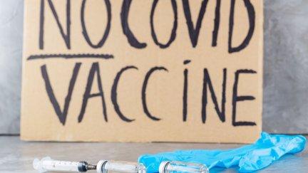Cartel de oposición a la vacuna contra la COVID-19.