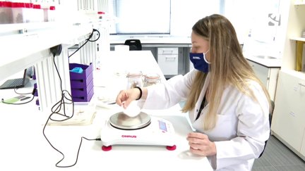 Una mujer realiza una medición en un laboratorio.