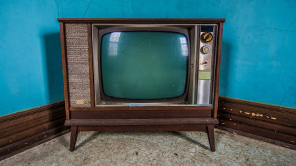 Una televisión antigua en el salón de una casa.