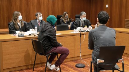 El acusado, diagnosticado de esquizofrenia y trastorno paranoide, es juzgado por asesinar a una hija de tres años que dormía junto a un hermano de dos en el domicilio familiar en Zaragoza. (EFE/Javier Cebollada).