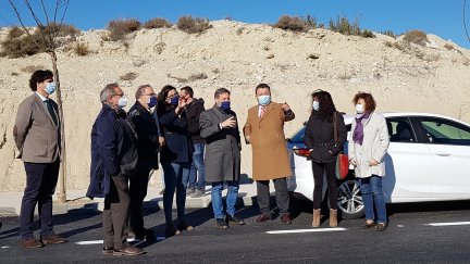 El consejero de Vertebración, José Luis Soro, este lunes durante su visita a las obras de la carretera que conecta Zuera y Erla.