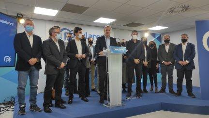 El alcalde de Zaragoza y candidato a presidir el PP Aragón, Jorge Azcón, este lunes durante la presentación de los avales. (EP)