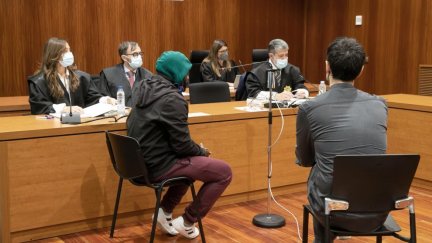El acusado, diagnosticado de esquizofrenia y trastorno paranoide, es juzgado por asesinar a una hija de tres años que dormía junto a un hermano de dos en el domicilio familiar en Zaragoza. (EFE/Javier Cebollada).