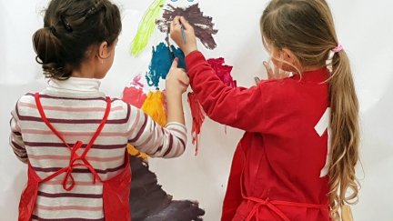 Dos niñas en un taller infantil. (Foto: Europa Press)