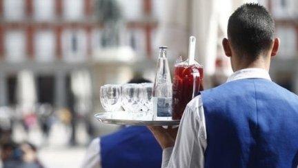 Camarero durante su jornada laboral. (Foto: Europa Press)